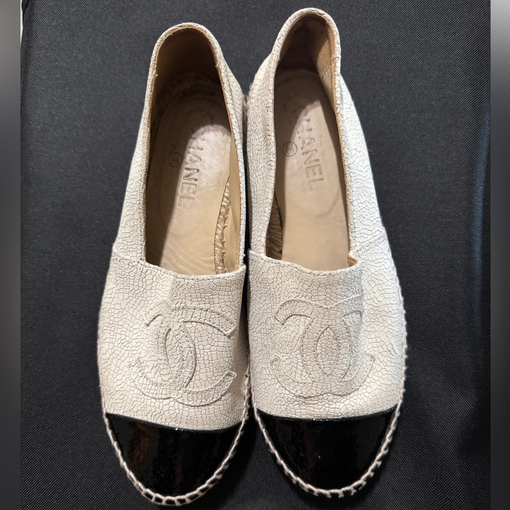 CHANEL Cream and Black Espadrille Flats